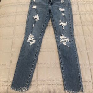 Distressed Levi’s 711 Skinny Jeans